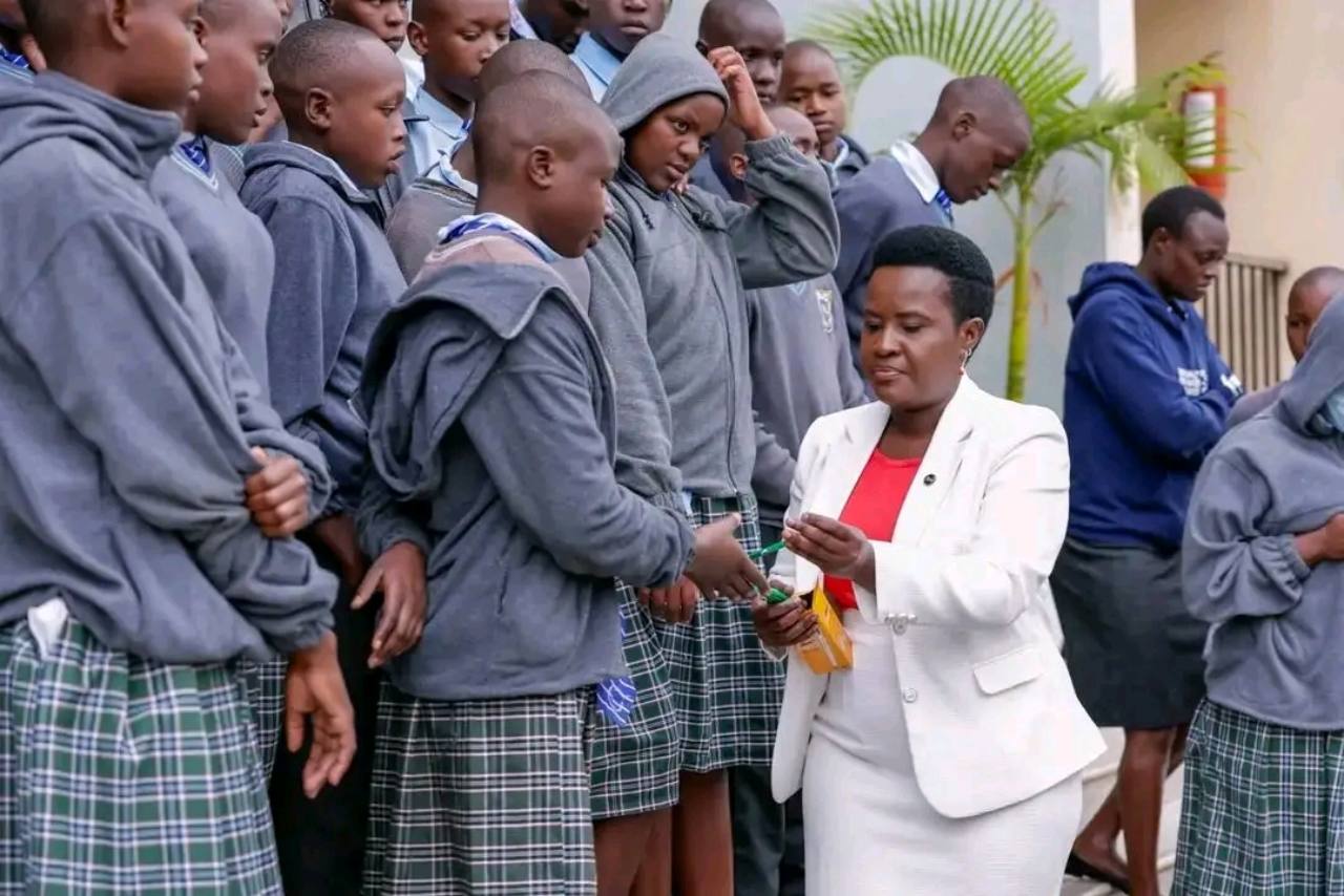 Sen. Essy Okenyuri interacting with Kenyenya students